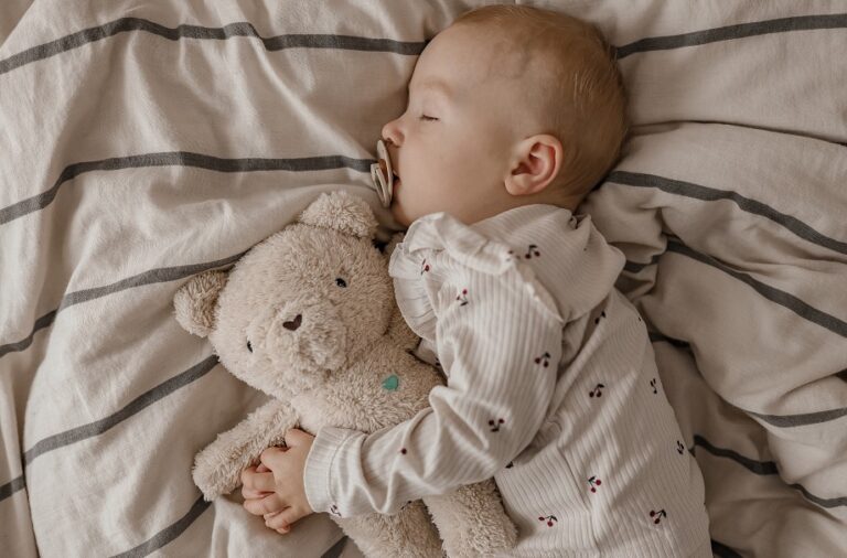 Wie Kuscheltiere mit beruhigenden Geräuschen den Schlaf von Babys verbessern können